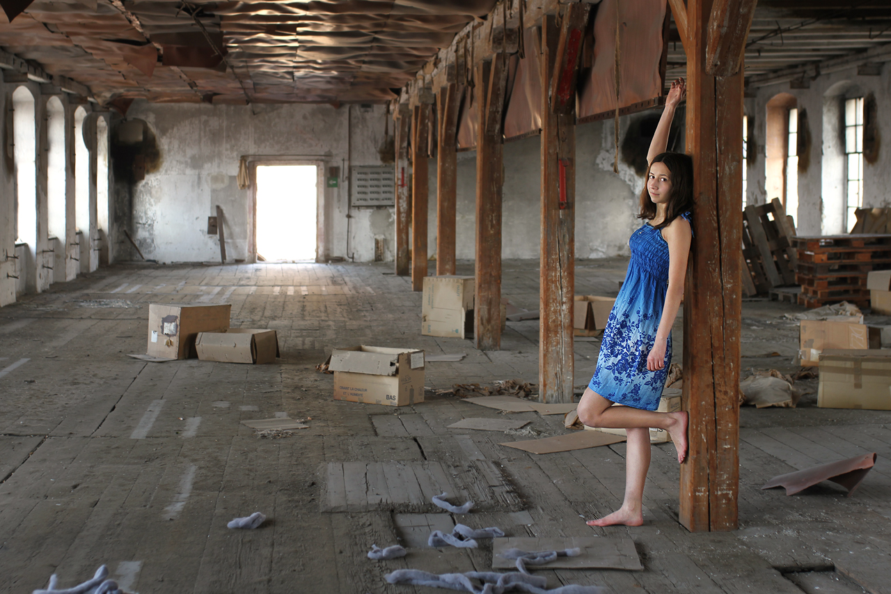 Ale pak už přichází čas na serióznější focení. Přece jen v únoru je v šatech člověku docela brzo zima. Industriální modelky nevyjímaje.