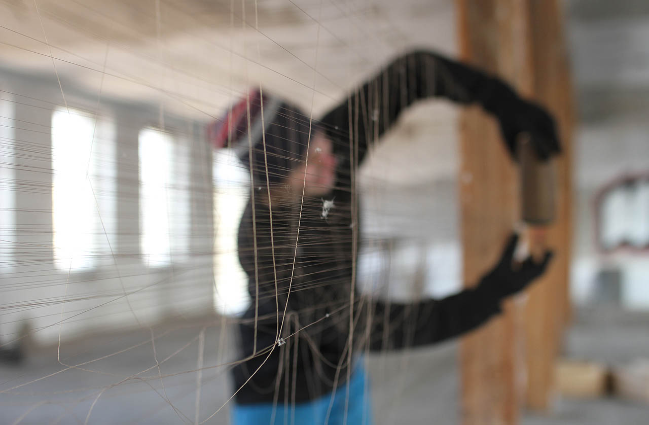 Může za to tento mistr snovač, který neúnavně obaluje sloupoví v hale svými pavučinami.