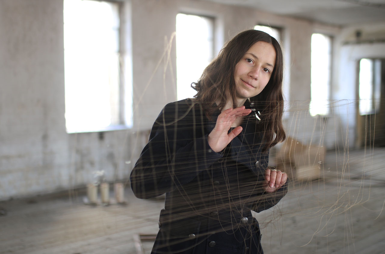 Industriální modelka se nesměle usmívá na místě, kam lidská noha nevkročila desítky let.