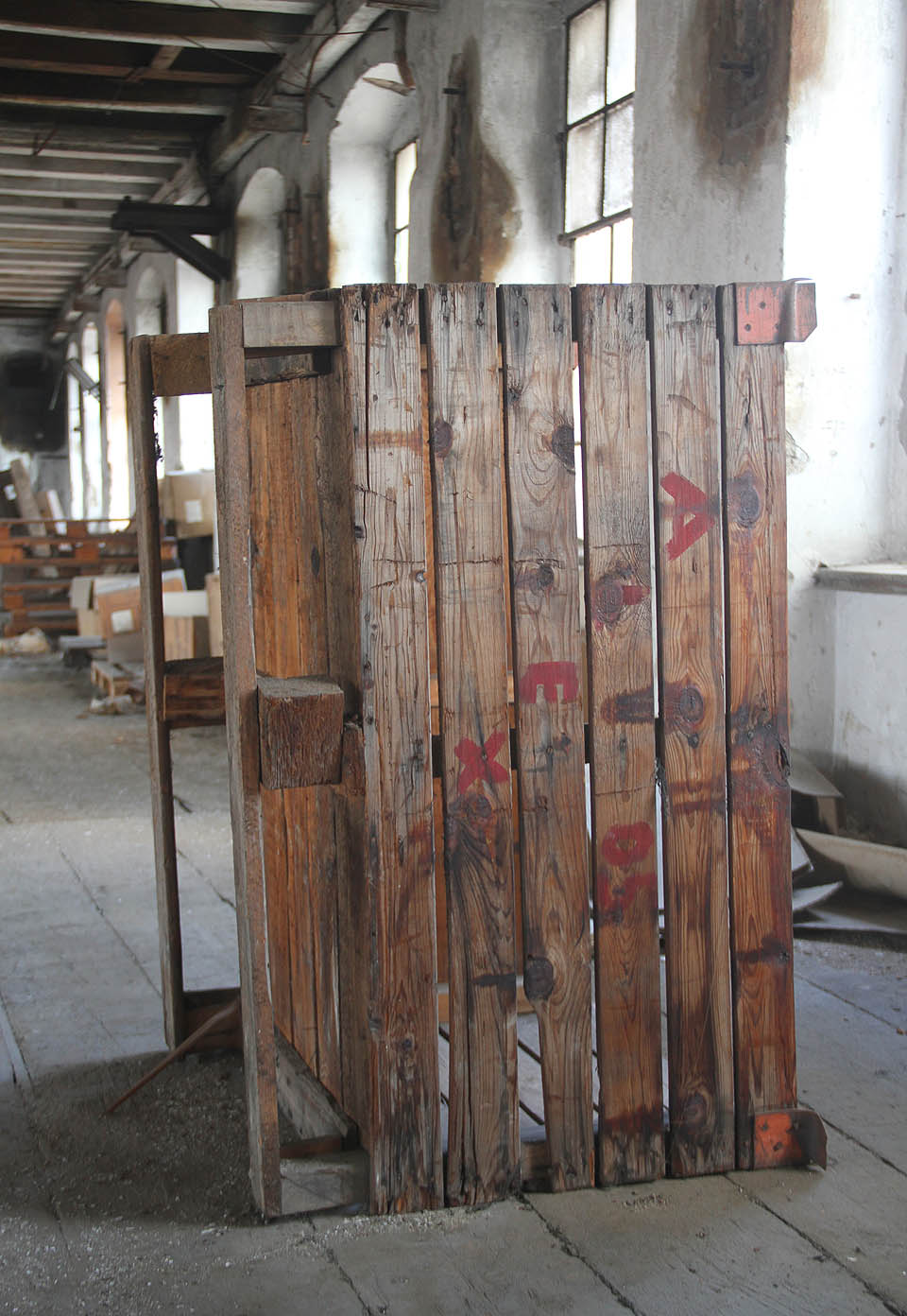 Slovo Alex může označovat jen jméno člověka nebo výrobku, mohlo by ale také jít o vazbu na textilku továrníka Skeneho v Alexovicích u Ivančic, která se v roce 1949 stala součástí sousední textilky Vlněny.