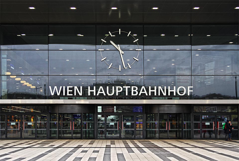 Ačkoliv vchod do haly Wien Hauptbahnhof působí monumentálně…