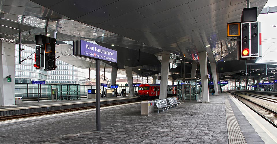 Přes svoji elegantní a zajímavou konstrukci nástupišť a střech z pohledového betonu působí nové hlavní nádraží spíš uměřeně.