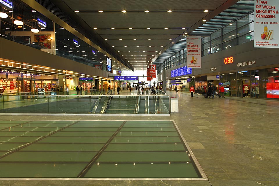 Naproti tomu hlavní hala je spíš rozměrná než nápaditá.