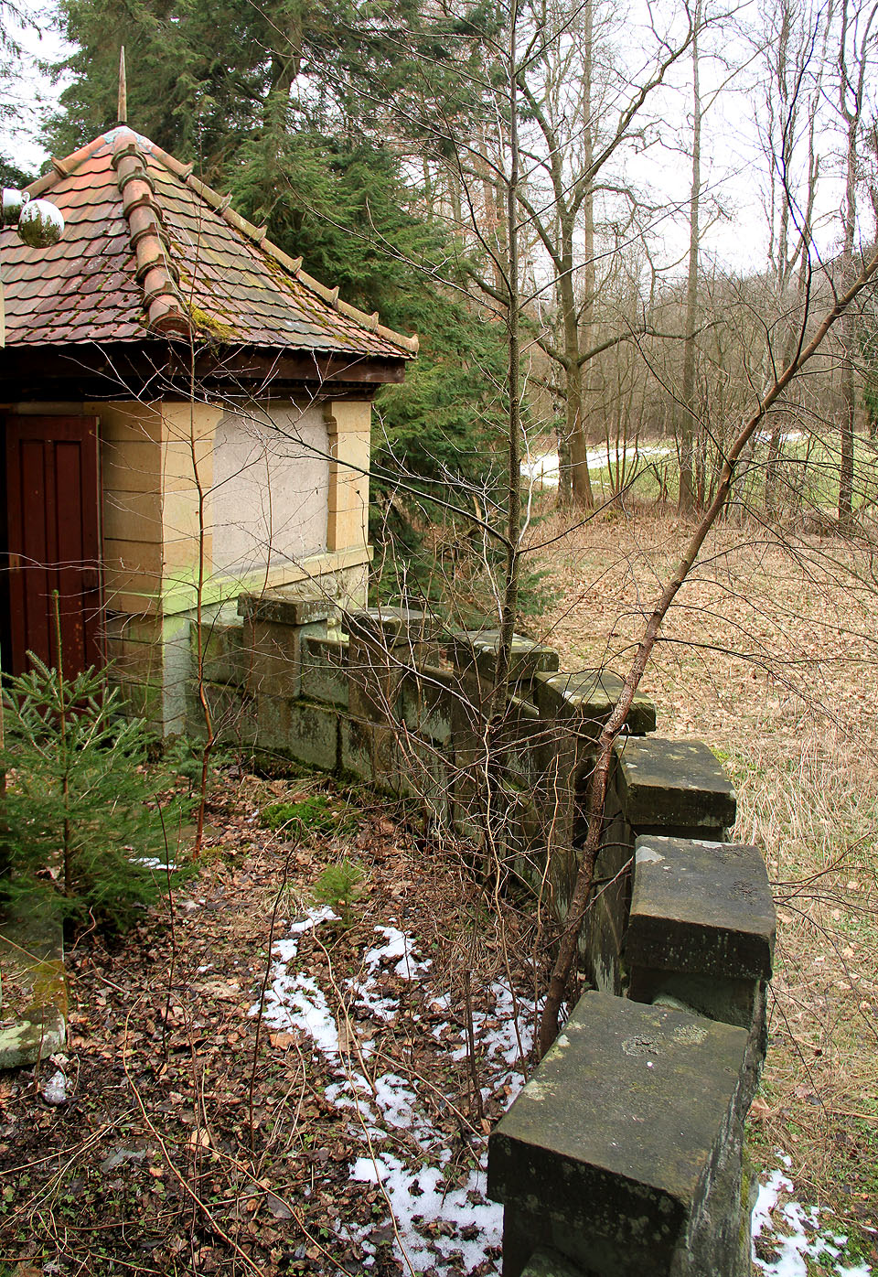 Terasa opatřená cimbuřím a poslední zbytky jarního sněhu roku 2015.