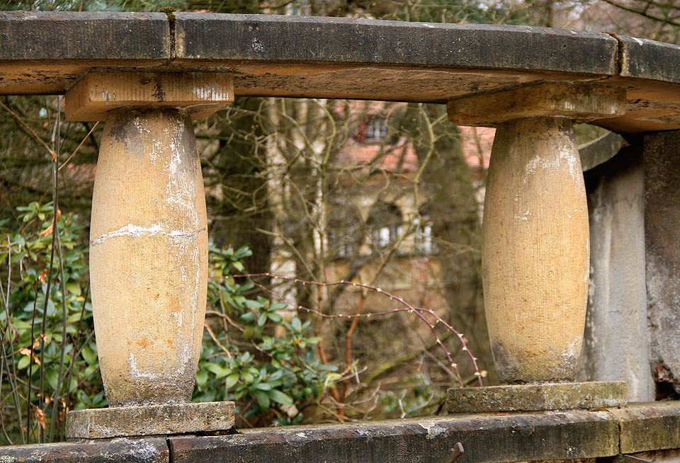 Při pohledu přes pískovcovou balustrádu vypadá vila, jako by v ní měla být ukryta Šípková Růženka. Nezbývá, než se o tom převědčit na vlastní oči…