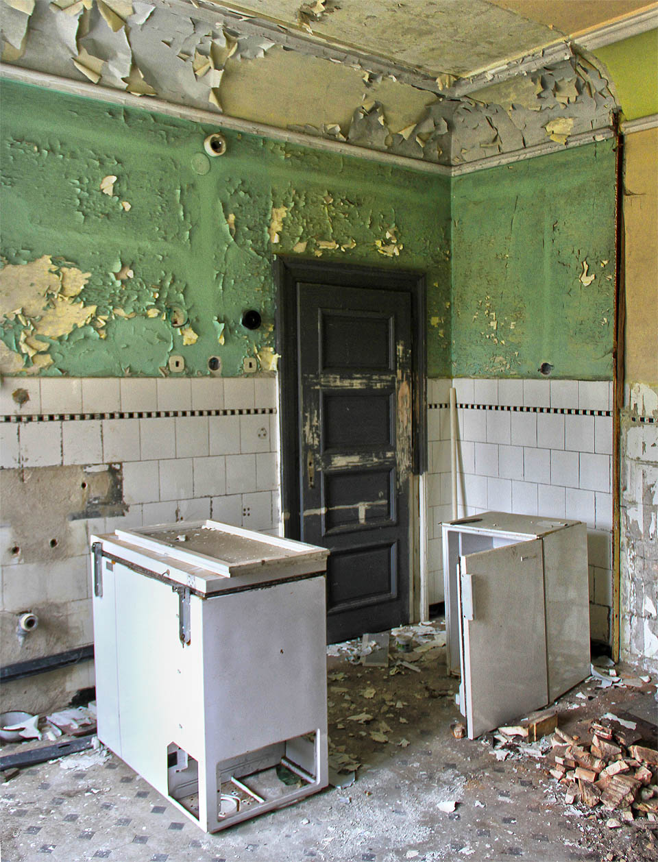 Decentní obklady technických místností nedrží krok s přeplácanou fasádou ani přepychem obytných částí.