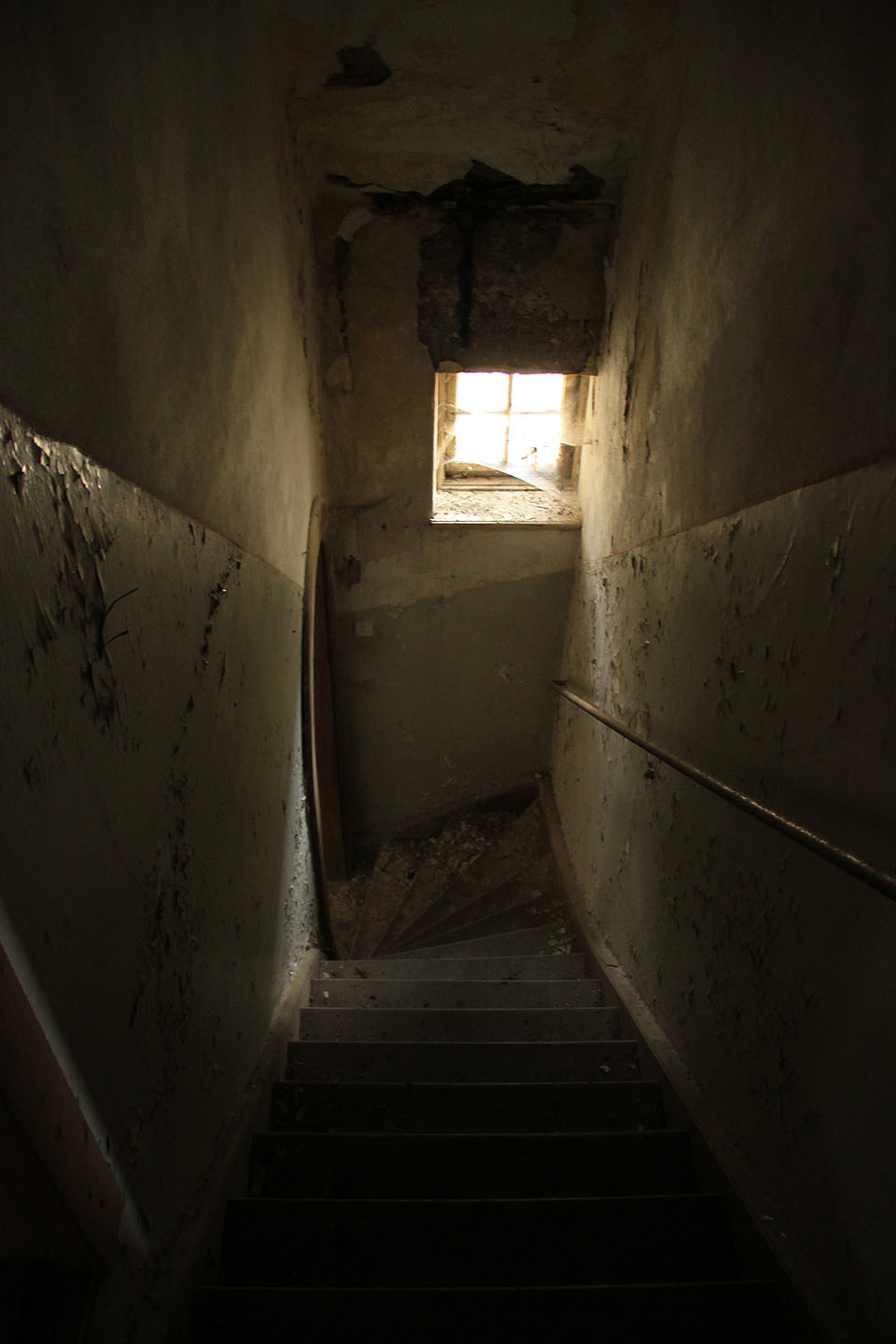 …nebo poněkud potemnělé schodiště pro služebnictvo.