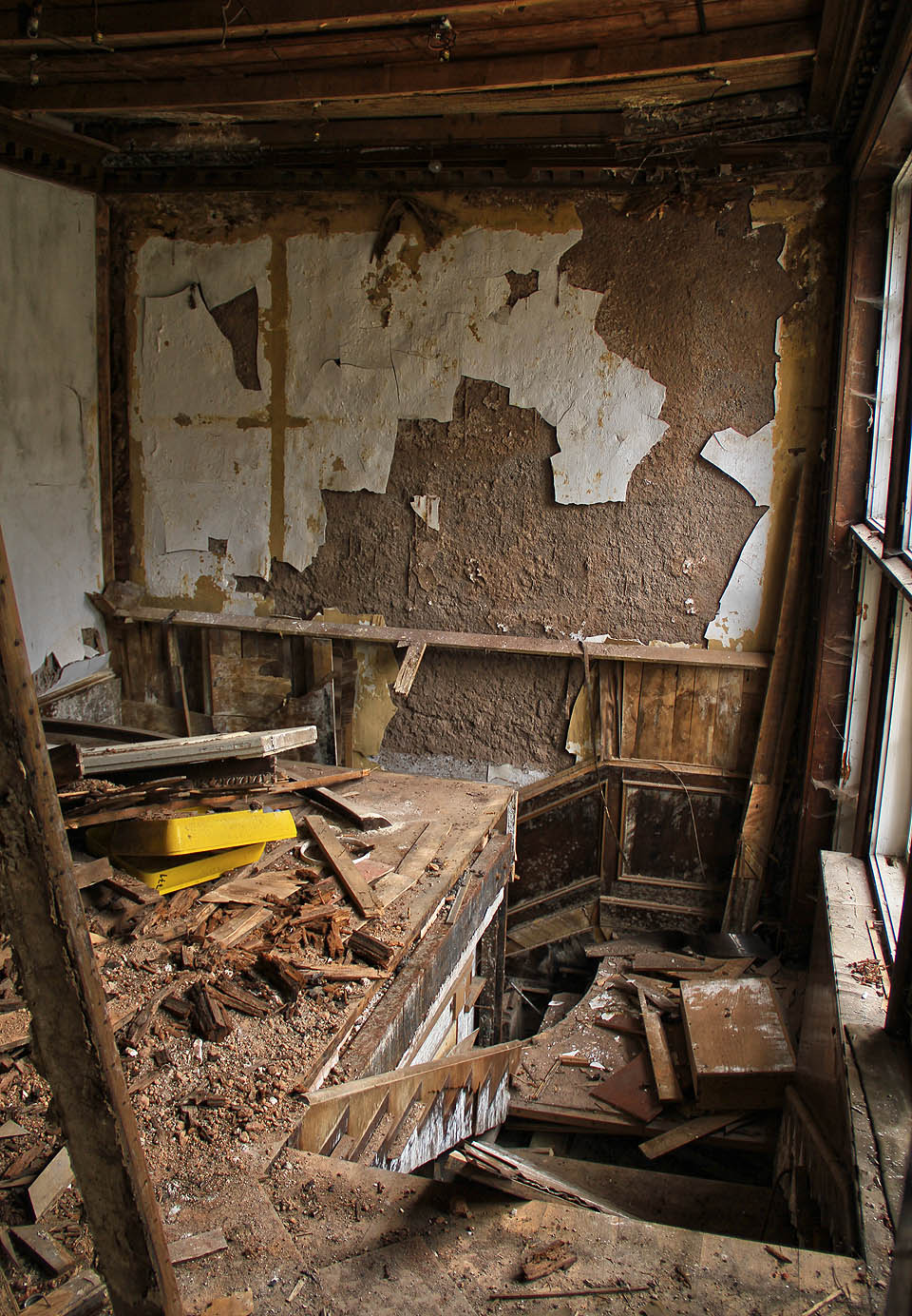 Hlavní hala nad schodištěm není v nejlepší kondici.