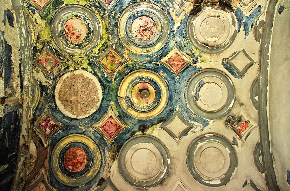 Pohled do historie - protékající voda odkryla nánosy starých nátěrů, které během sta let zdobily strop předsíně.