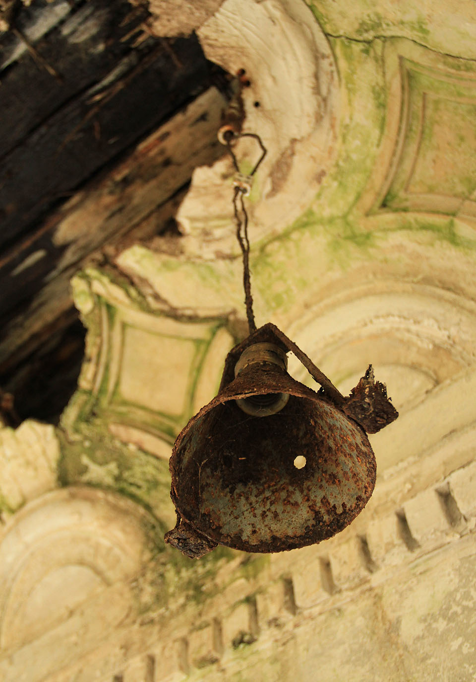 Lampa visí ze stropu koupelny, tak jak ji sem před téměř sto lety pověsili.