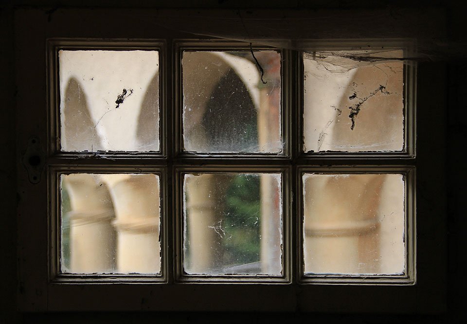 Je příjemné najít opuštěnou budovu, jejíž okna jsou téměř všechna v celku. Pohled z věžičky na věž…