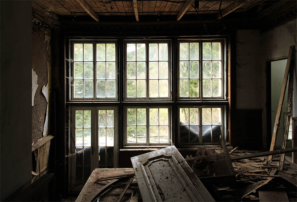 Štíhla a vysoká okna vedoucí do zadní části zahrady připomínají snad gotickou kapli.