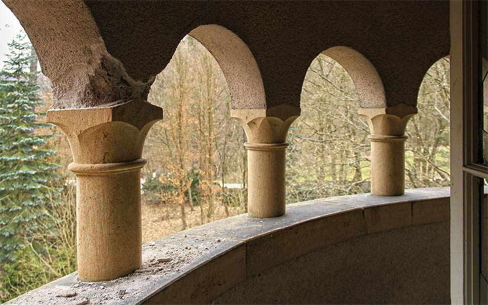 Terasa s arkádou ve stylu středověkých německých hradů zve k posezení a pohledu do probouzející se zahrady. Služebná brzy přinese grenadinu.