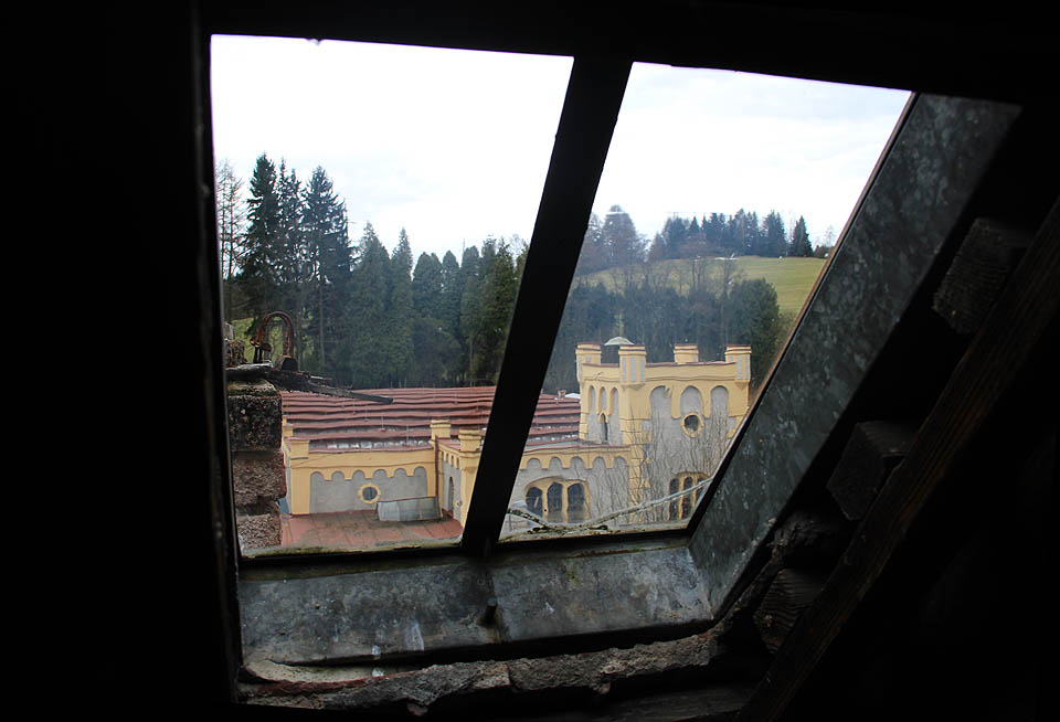 Z horních pater vily měl pan továrník dokonalý přehled o svém závodu - mechanické tkalcovně vlněného zboží.