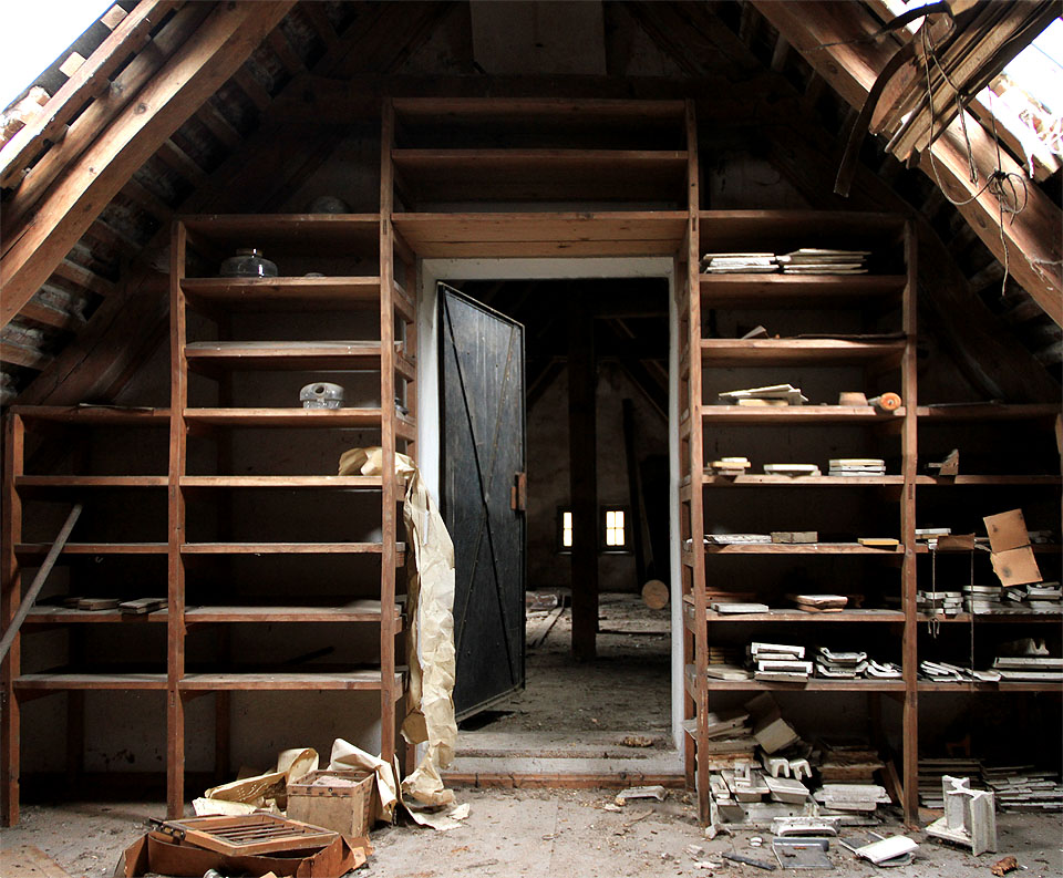 Za kovanými dveřmi se ukrývá půdní dílna nad kterou by se rozplýval i sám Jan Tleskač.