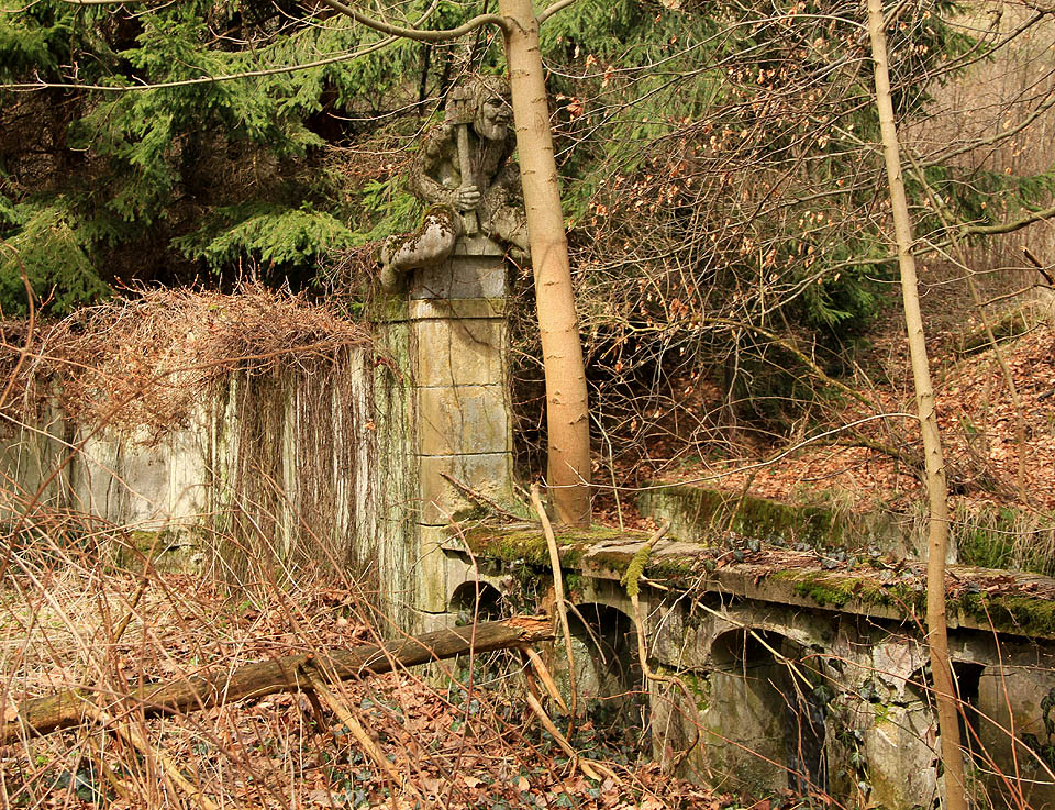 Projít po břehu dravé říčky Jívky přímo pod dohledem strážce vyžaduje kus odvahy.
