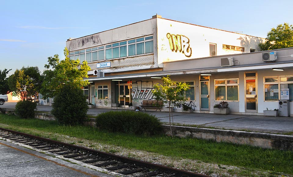 Podoba výpravní budovy odpovídá době i místu jejího vzniku - postavena byla v 60. letech 20. století v přímořském stylu.