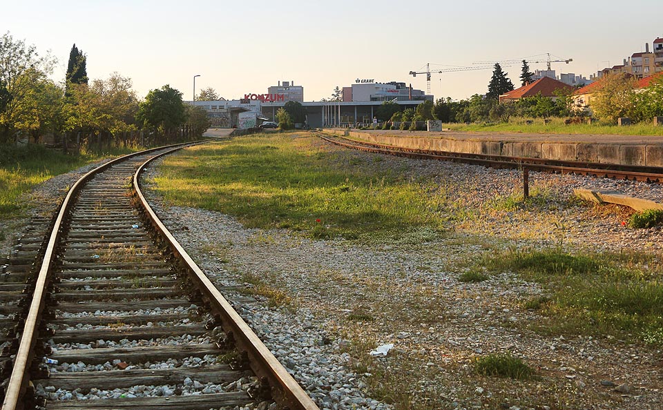 Pohled na stanici Zadar od jihovýchodu. Zcela vlevo manipulační kolej k rampě, vpravo pak jedna ze dvou dopravních kolejí a za ní jediné nástupiště.