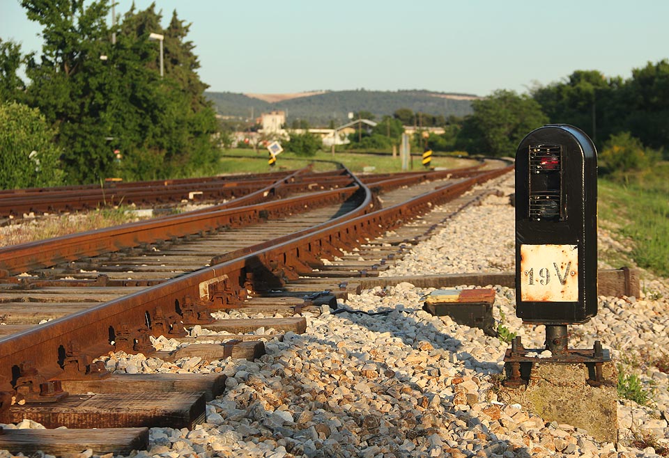 Pohled k jihu a stanici Bibinj, která je vzdálena asi 5 km. Po cestě z trati odbočují rozsáhlé vlečky do několika přístavů.