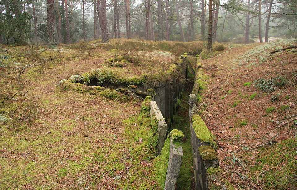 Narychlo budované zákopy z 50. let 20. století protínají v několika řadách celou helskou kosu.