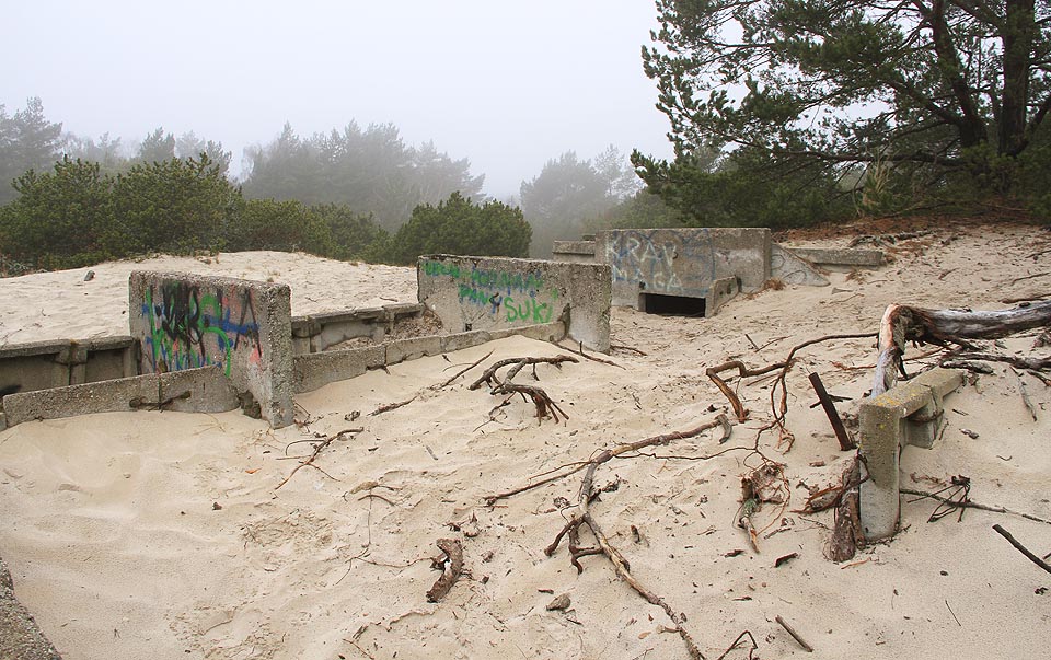 Opevnění šplhá i na písečné přesypy a duny u pobřeží. Pokud zrovna nebojovali, mohli si vojáci kopat tunely v písku.
