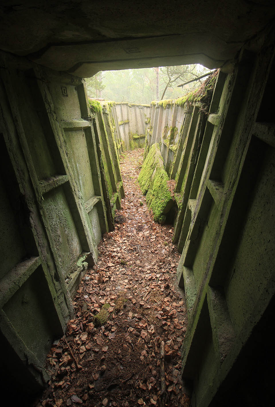 Na vhodných místech prochází zákopy podzemím s vybetonovanými úkryty a střeleckými či velitelskými bunkry.