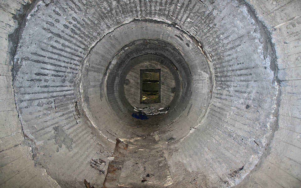 Tak vypadá z pefabrikátů postavený mělký podzemní úkryt propojený se systémem zákopů.