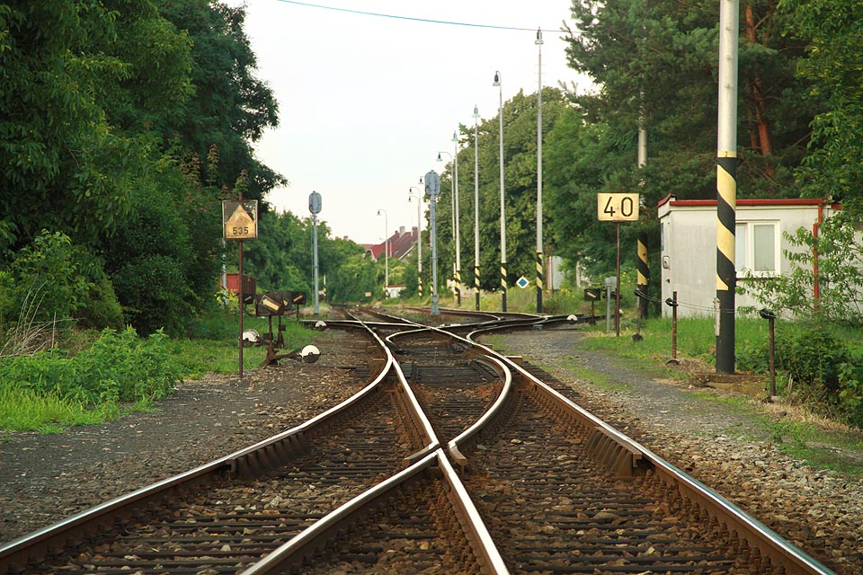 Přestože ze stanice Žalhostice vychází dvě koleje (trať 087 do Lovosic) a spojka s tratí 072 do stanice Velké Žernoseky), je západní zhlaví stanice jednokolejné - obě koleje se ale znovu oddělí ještě před přejezdem.