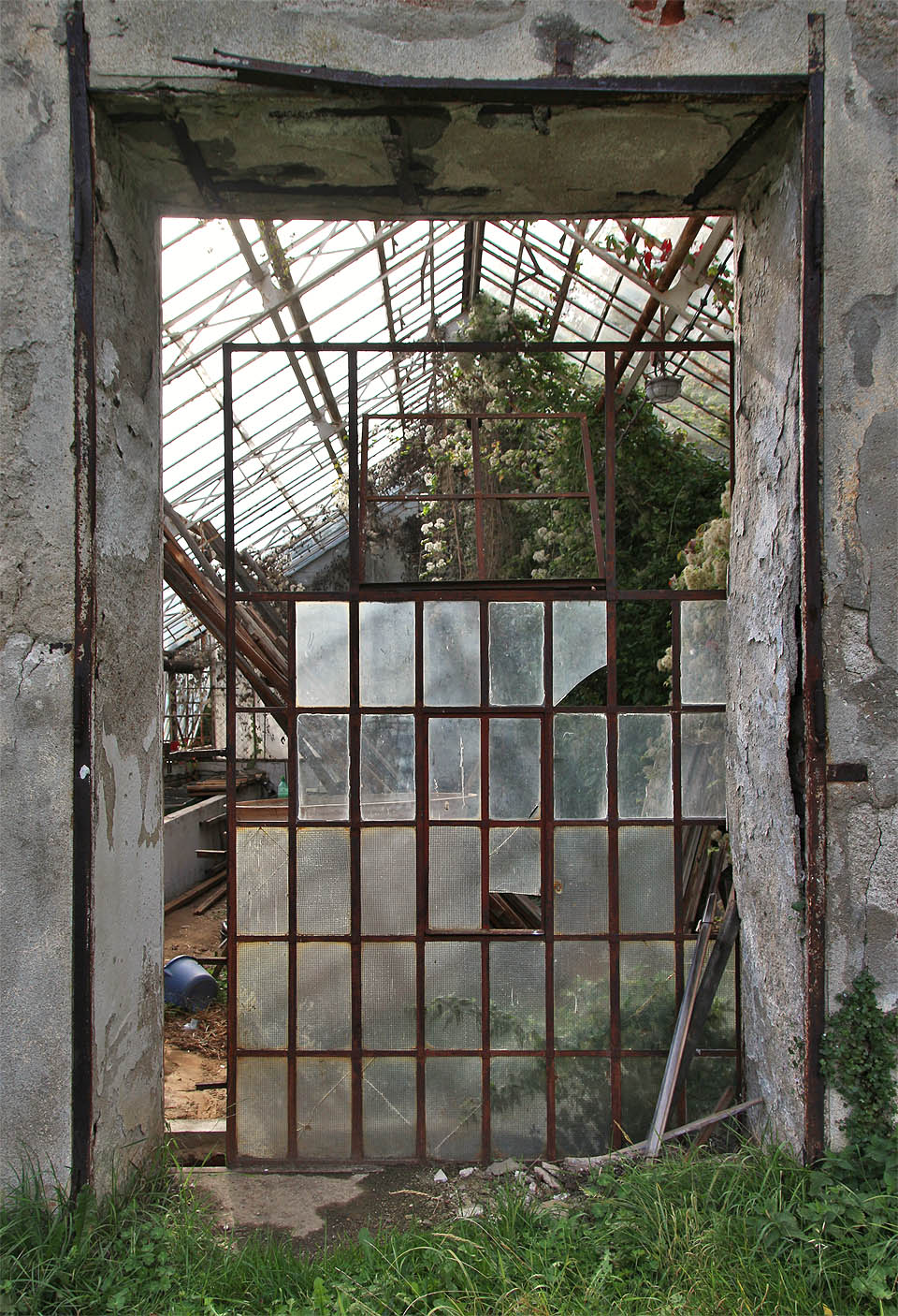 Ačkoliv většina skleníků byla na podzim roku 2025 bez využití a chátrala, menší část je stále nepřístupná a používaná.