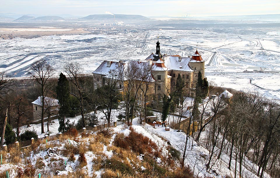 Továrny se pod Krušnými horami táhnou až k obzoru.