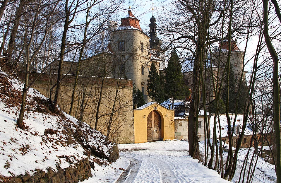 Hlavní vstup do zámku. Uzavřeno, přestože podle otvírací doby má být brána dokořán.