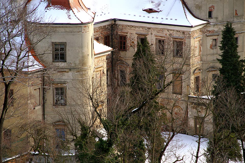 Při pohledu z výšky je dobře vidět chátrající fasádu, ale také novou střechu.