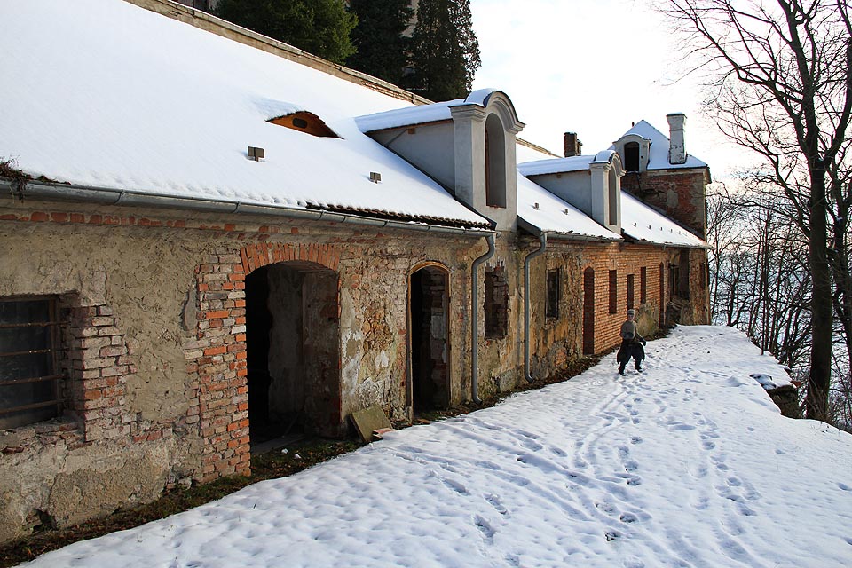 Do některých traktů zámku se naštěstí lze podívat i bez vstupenky.