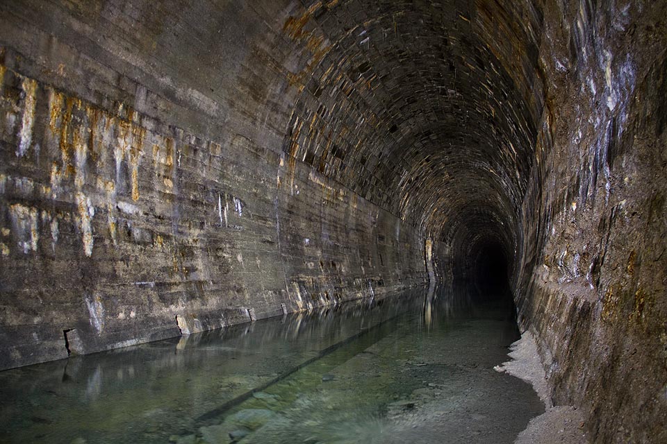 Zatopený tunel pod kopcem Dielik je součástí nikdy nedokončené stavby tzv. Gemerských spojek na jižním Slovensku.