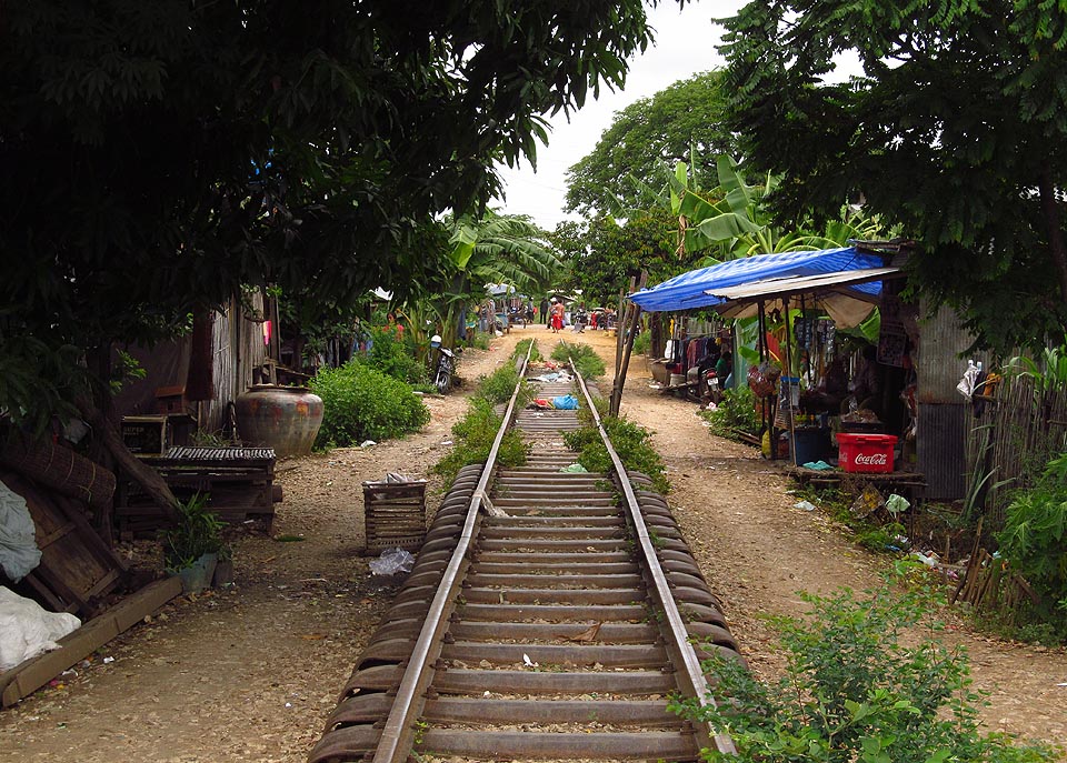Neprovozovaná mezinárodní železniční trať z Thajska procházející chudinskou čtvrtí na předměstí kambodžského města ក្រុងសិរីសោភ័ណ (Sisophon).