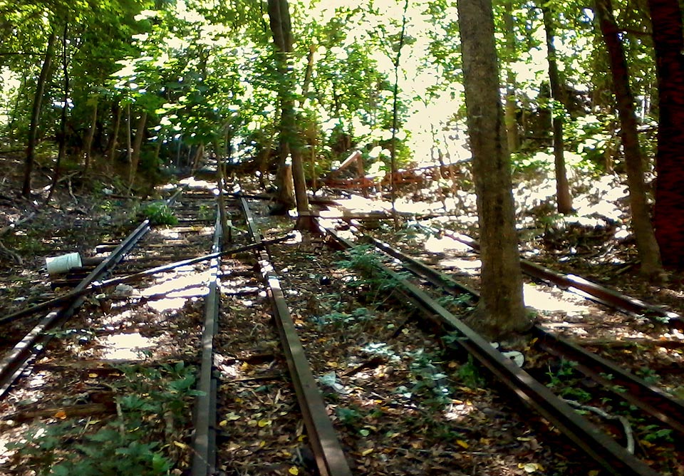 Dvojkolejná trať Rockaway Beach Branch povrchového metra včetně napájecích kolejnic ve Forest Parku nedalekou Woodhaven bulváru v New Yorku.