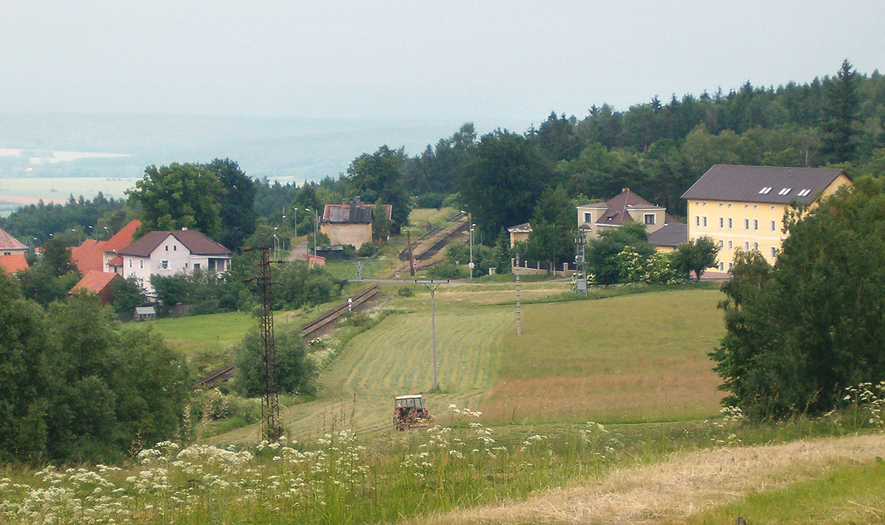 Pohled na staničku Zavidov z jihu, od silinic ze Všesulova a Krakovce.