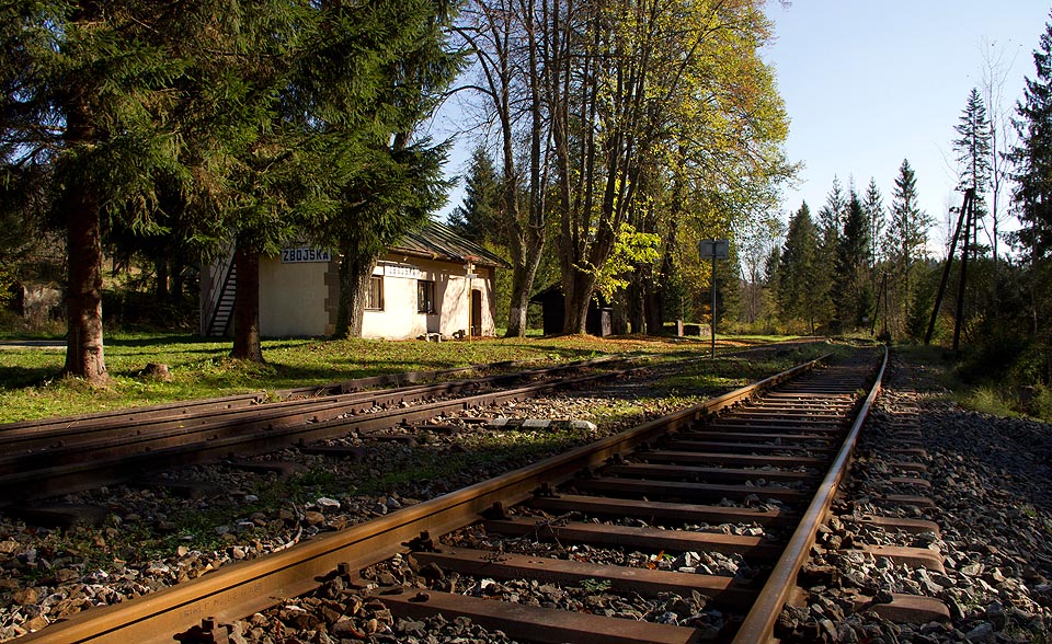 Železniční stanice Zbojská ve stejnojmenném horském sedle.