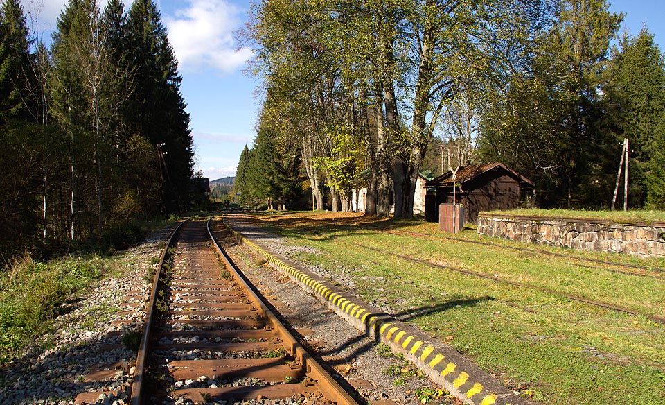 Železniční stanice Zbojská ve stejnojmenném horském sedle.