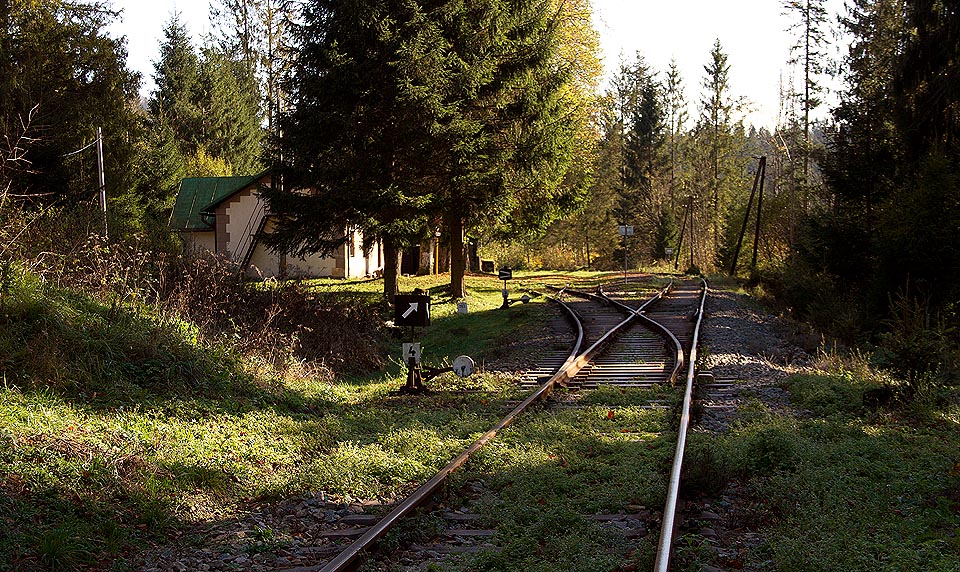 Železniční stanice Zbojská ve stejnojmenném horském sedle.