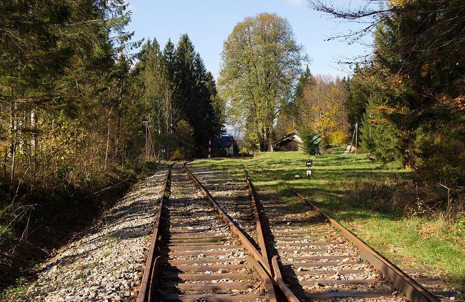 Železniční stanice Zbojská ve stejnojmenném horském sedle.