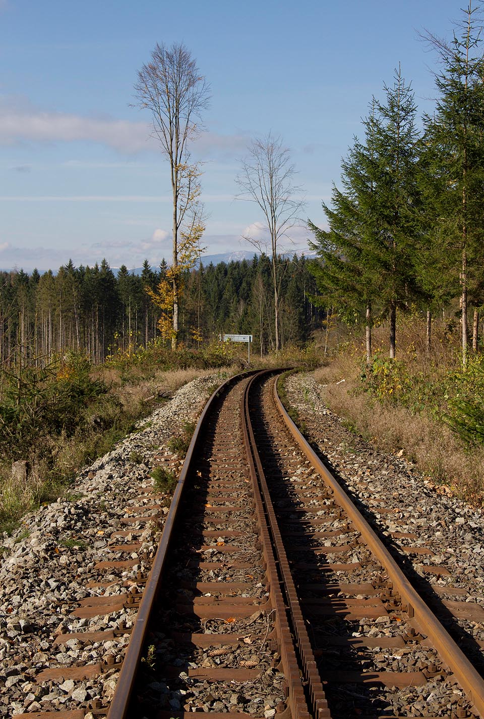 Železniční stanice Zbojská ve stejnojmenném horském sedle.