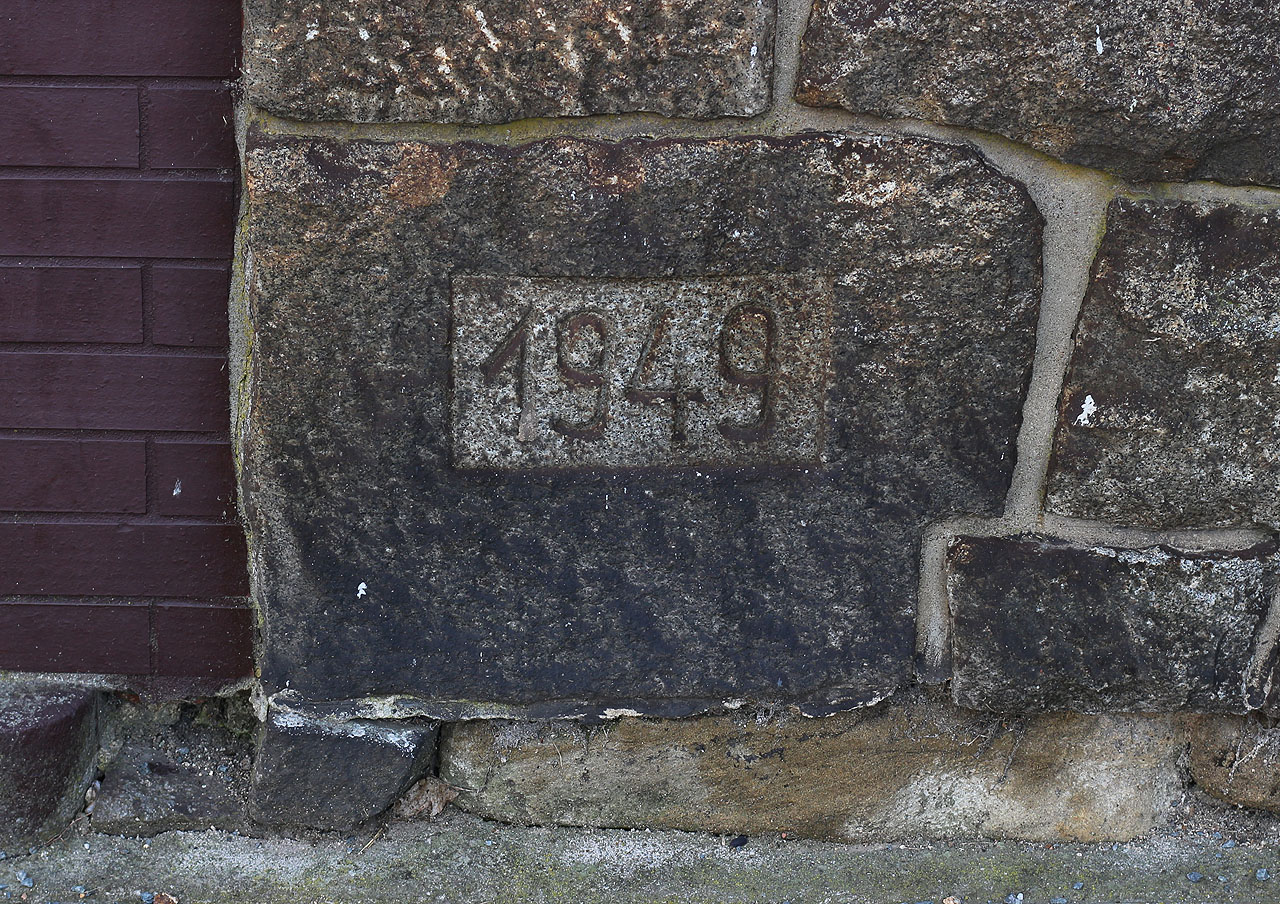 Základní kámen budovy zastávky, v roce 2023 utzavřené a nevyužívané, nese vročení 1949.