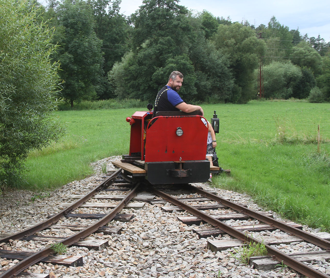 Plop objíždí soupravu osobních vozů v bezejmenné výhybně, veden zkušenou rukou svého nejen duchovního otce pana Zdeňka Jirsy.