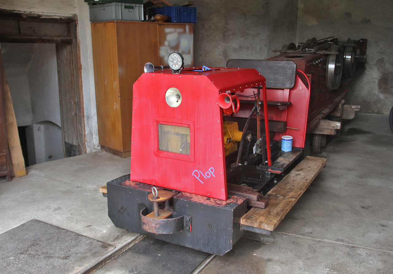 Také lokomotivka s jednoválcovým dieselovým motorem Plop je s výkonem 7,5 kW věrným služebníkem zahradní železnice. Svým jménem se řadí po bok druhého dieselového stroje, lokomotivy BN30 původem z hodonínské cihelny, s výkonem 22 kW a jménem Bubo (v Dačicích jezdí od roku 2002).