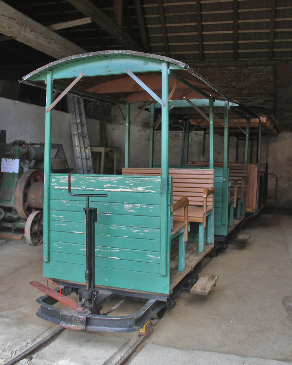 Rámy prozrazují, že tři zelené vagónky pro cestující stojí na základech klasických kiplor.