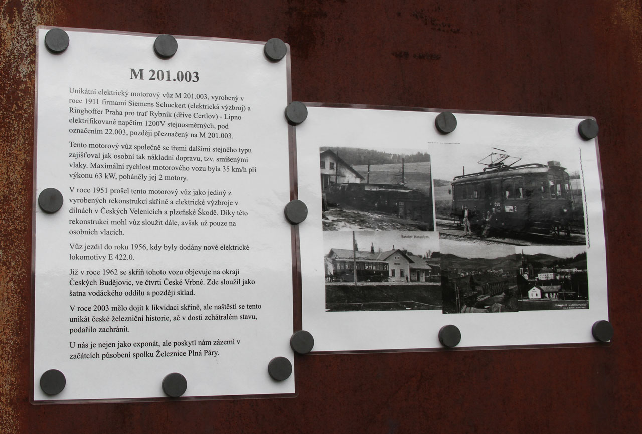 Kromě čtyř lokomotiv, čtyř osobních a patnácti nákladních vozů o rozchodu 600 mm lze v Dačicích narazit i na unikátní torzo vozu M201.003. Písmeno M podle inženýra Kryšpína měl v názvu přestože jezdil na elektřinu, i když si nejeden kibic myslí, že by tam mělo být spíš E (jako u panťáků).