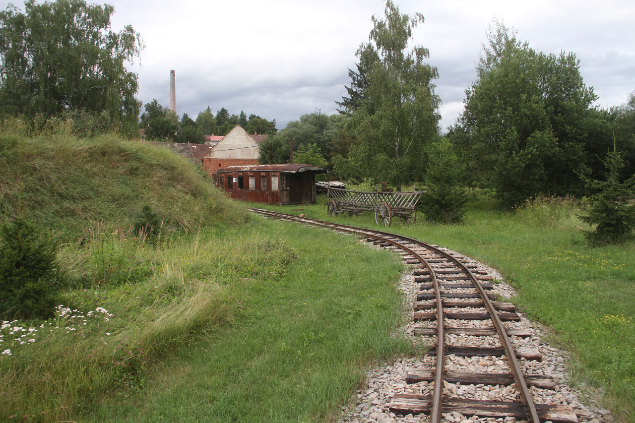 Náhodný kolemjdoucí narazí na železnici nejspíše na přejezdu přes cestu podél řeky. Dráha se mu pak bude jevit takto romanticky.