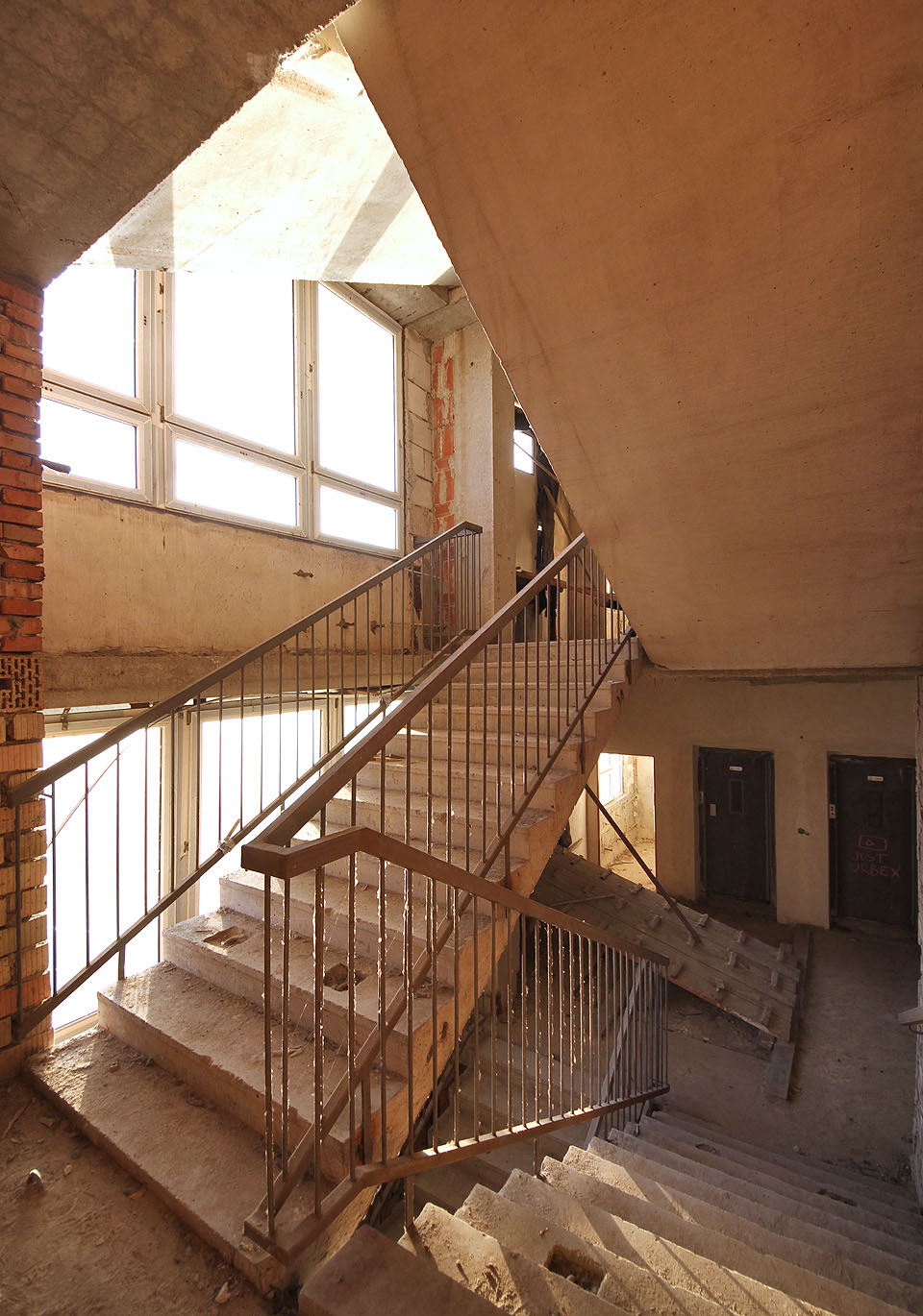 Hlavní schodiště se nacházelo v jihovýchodním cípu budovy a vzhledem k její velikosti bylo poměrně subtilní.