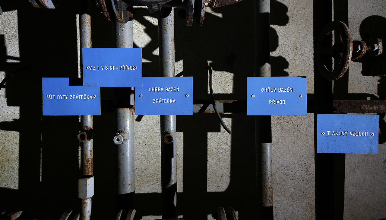 Na svoji dobu byla nemocnice relativně dobře vybavena vzduchotechnikou s ohřevem vzduchu, bazény a také několika byty, snad pro potřeby správců objektu.